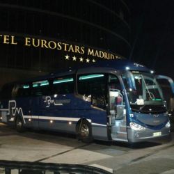 Vista nocturna de autobús de Rubimar junto al Hotel Eurostars de Madrid